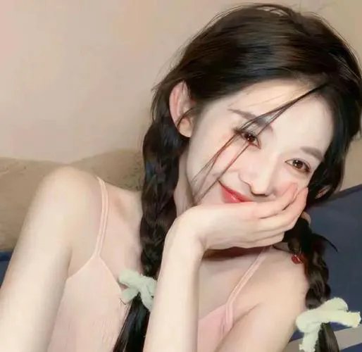 坐在酒吧里吃蛋糕